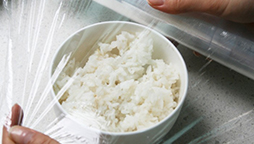為什么有些保鮮膜包產(chǎn)品后感覺有霧氣？